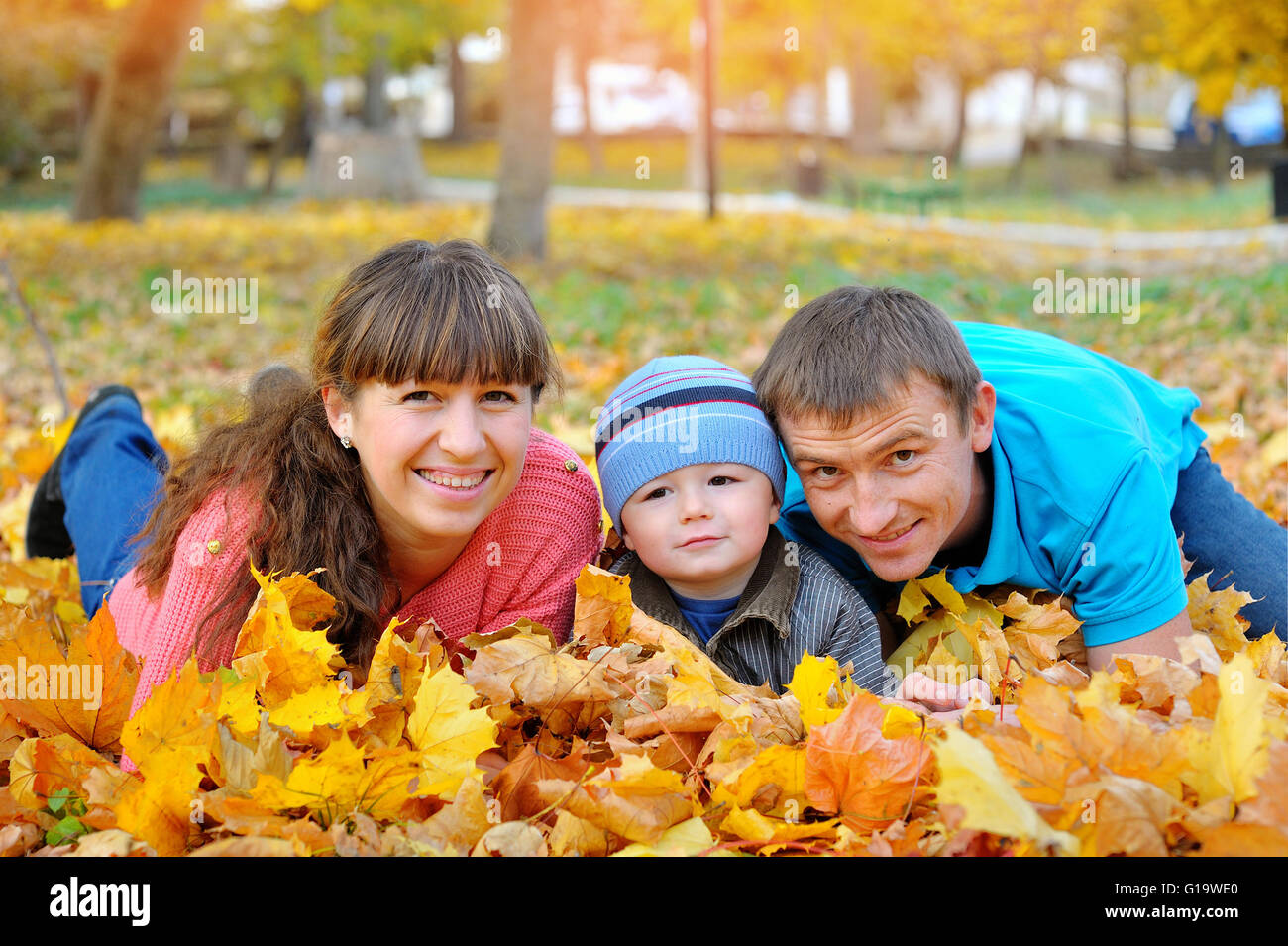 Happy Family im Herbst, gelbe Blätter Stockfoto