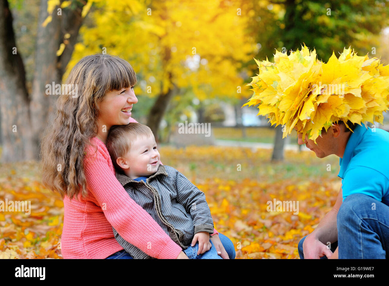 Happy Family im Herbst Stockfoto
