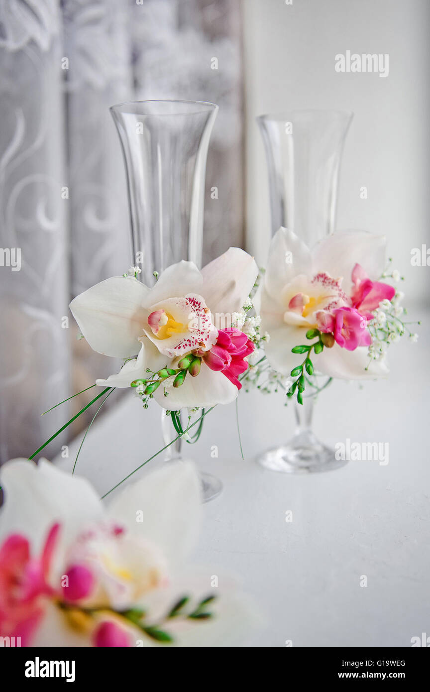 Hochzeit Gläser dekoriert mit Orchideen Stockfoto