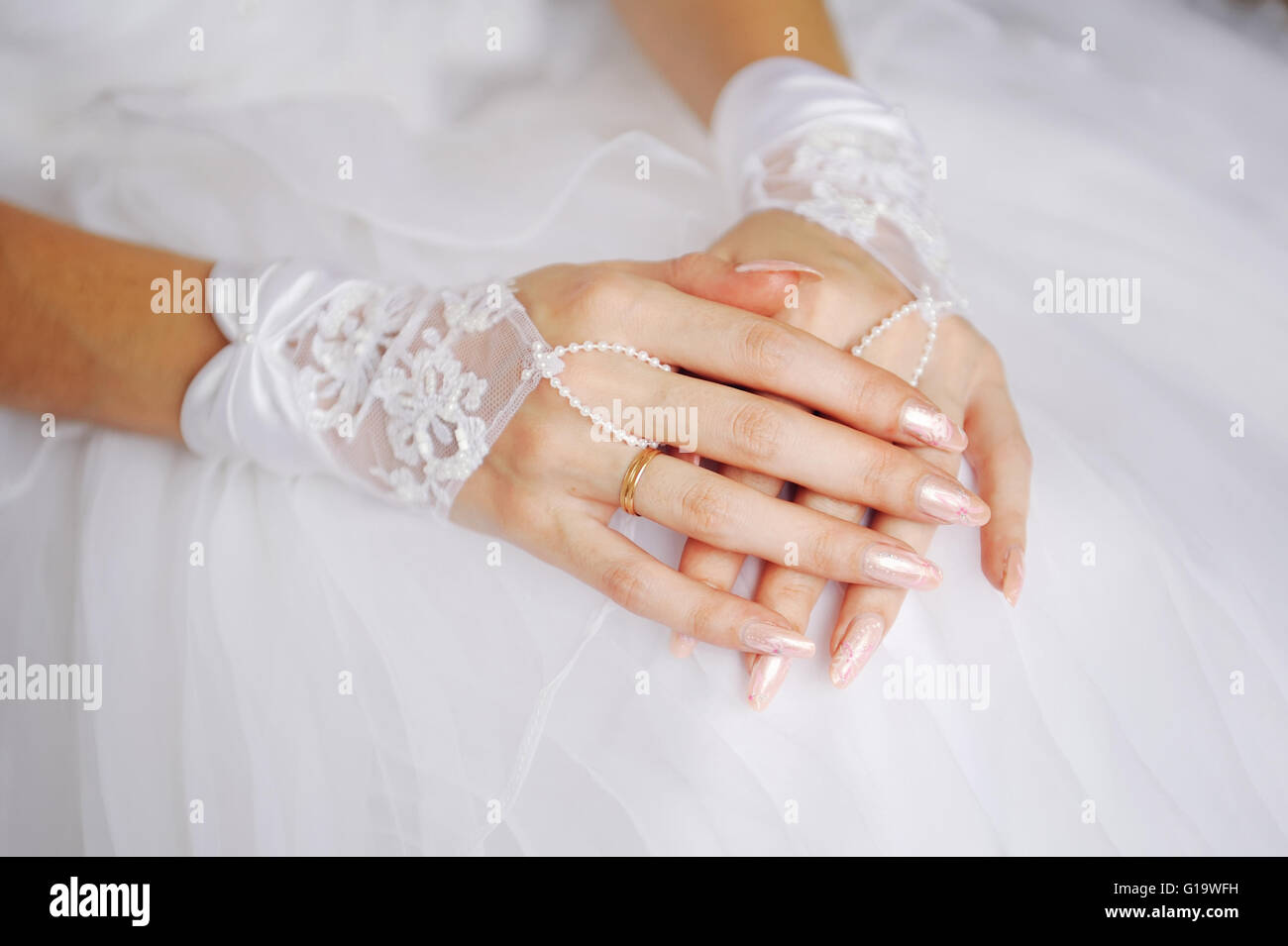 elegante Braut die Hände mit goldenen ring Stockfoto