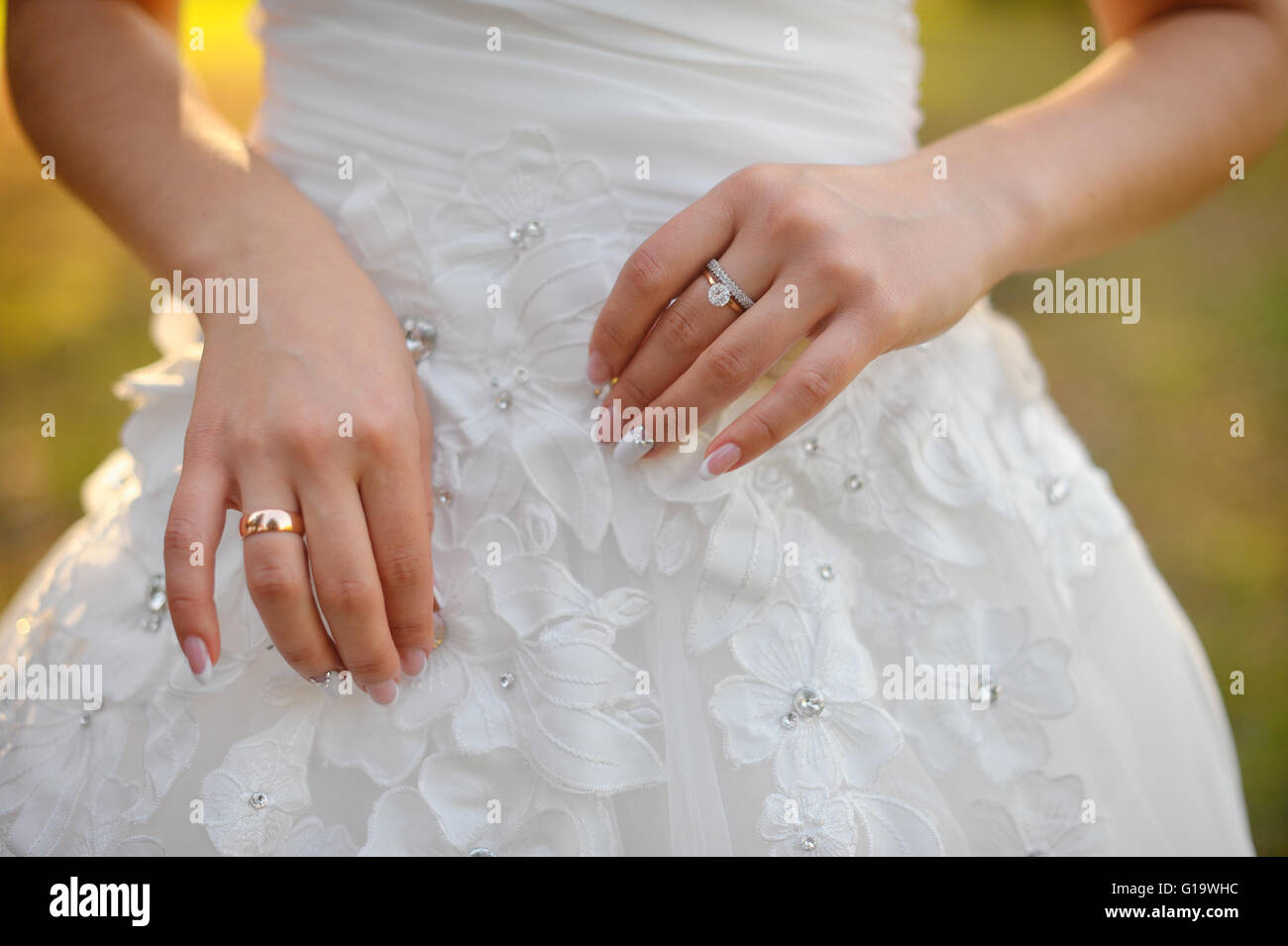 Hände der Braut Stockfoto