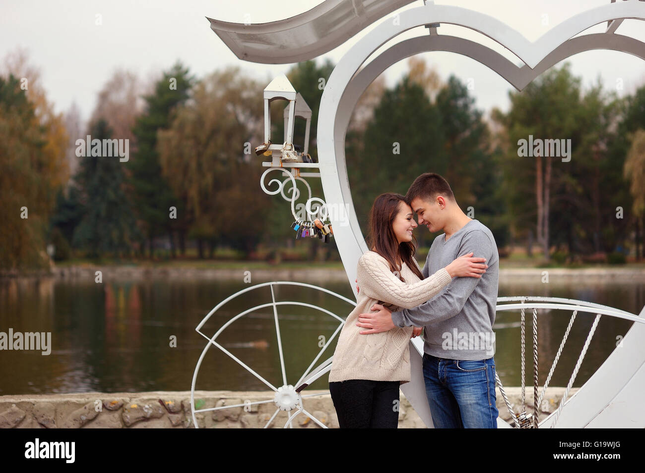 Liebevolle junge Paar stehen zusammen in den Park Mädchen smi Stockfoto