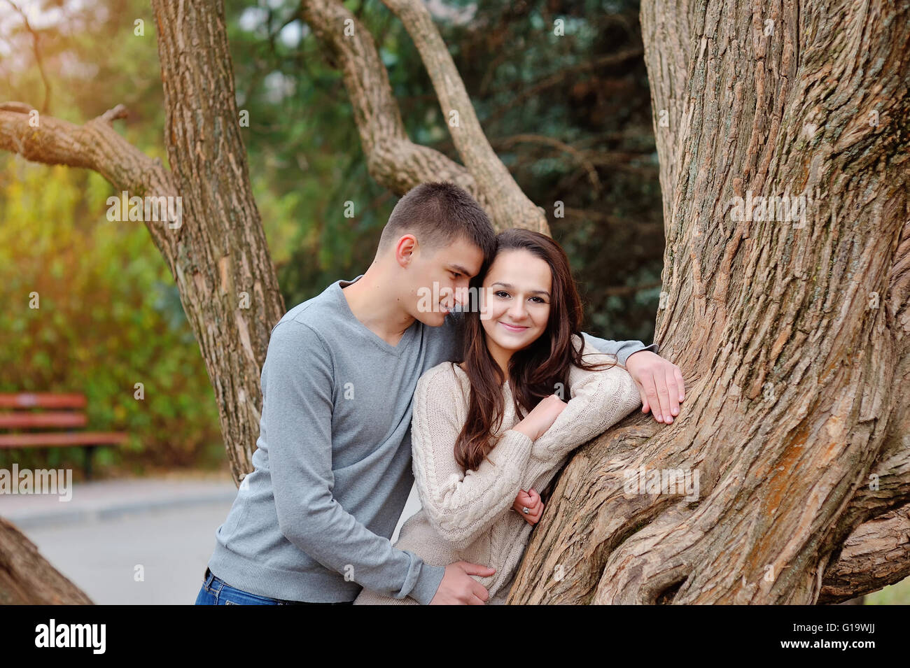 Junges Paar flirten in den grünen Park. Mädchen halten Telefon goin Stockfoto