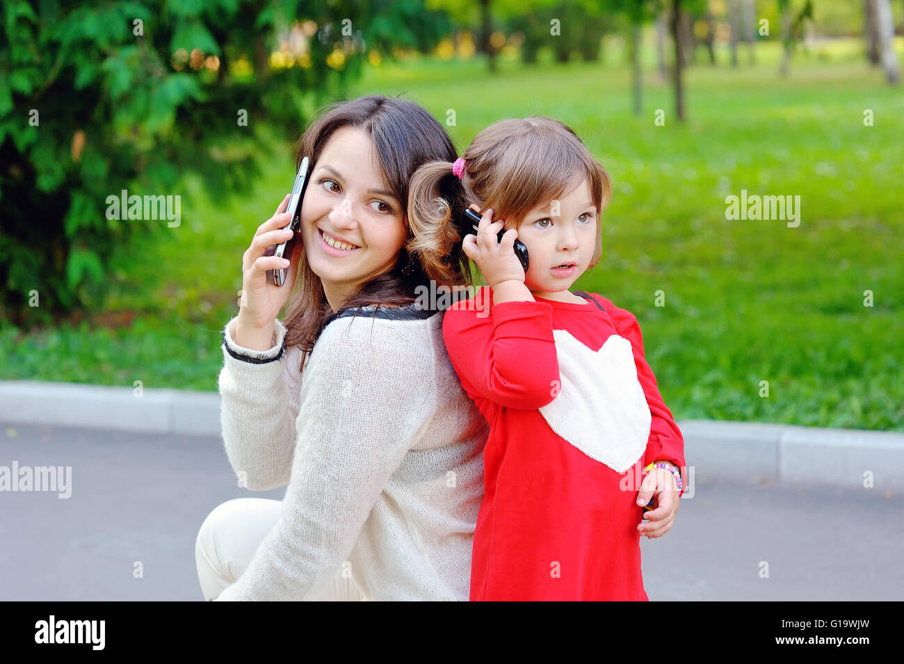 Mutter mit Baby am Telefon sprechen Stockfoto