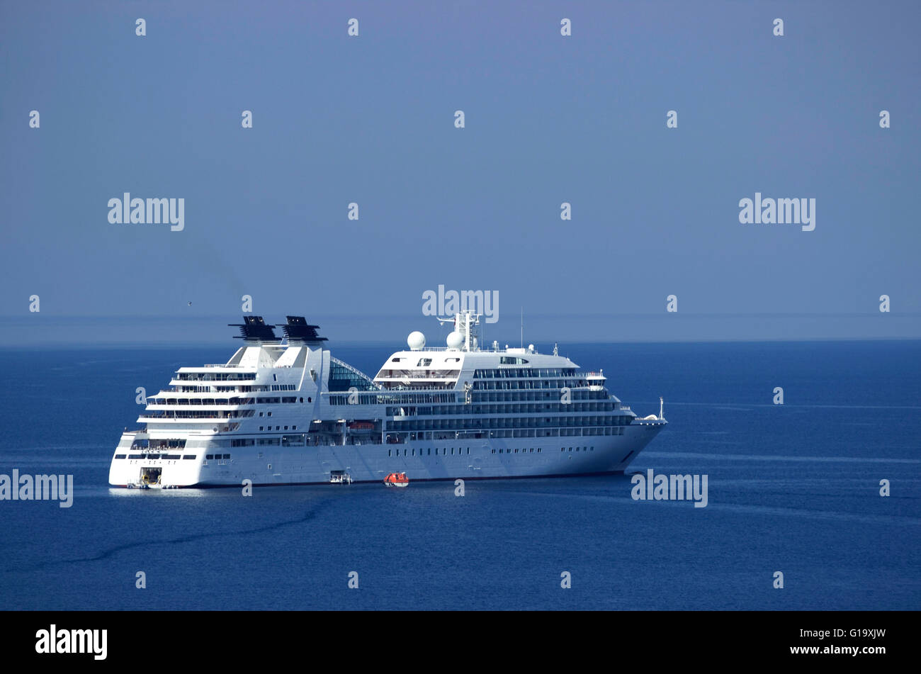Seabourn Odyssey Kreuzfahrtschiff verankert außerhalb Myrinas Port und Tenderboot Schiff. Lemnos Insel, Griechenland Stockfoto
