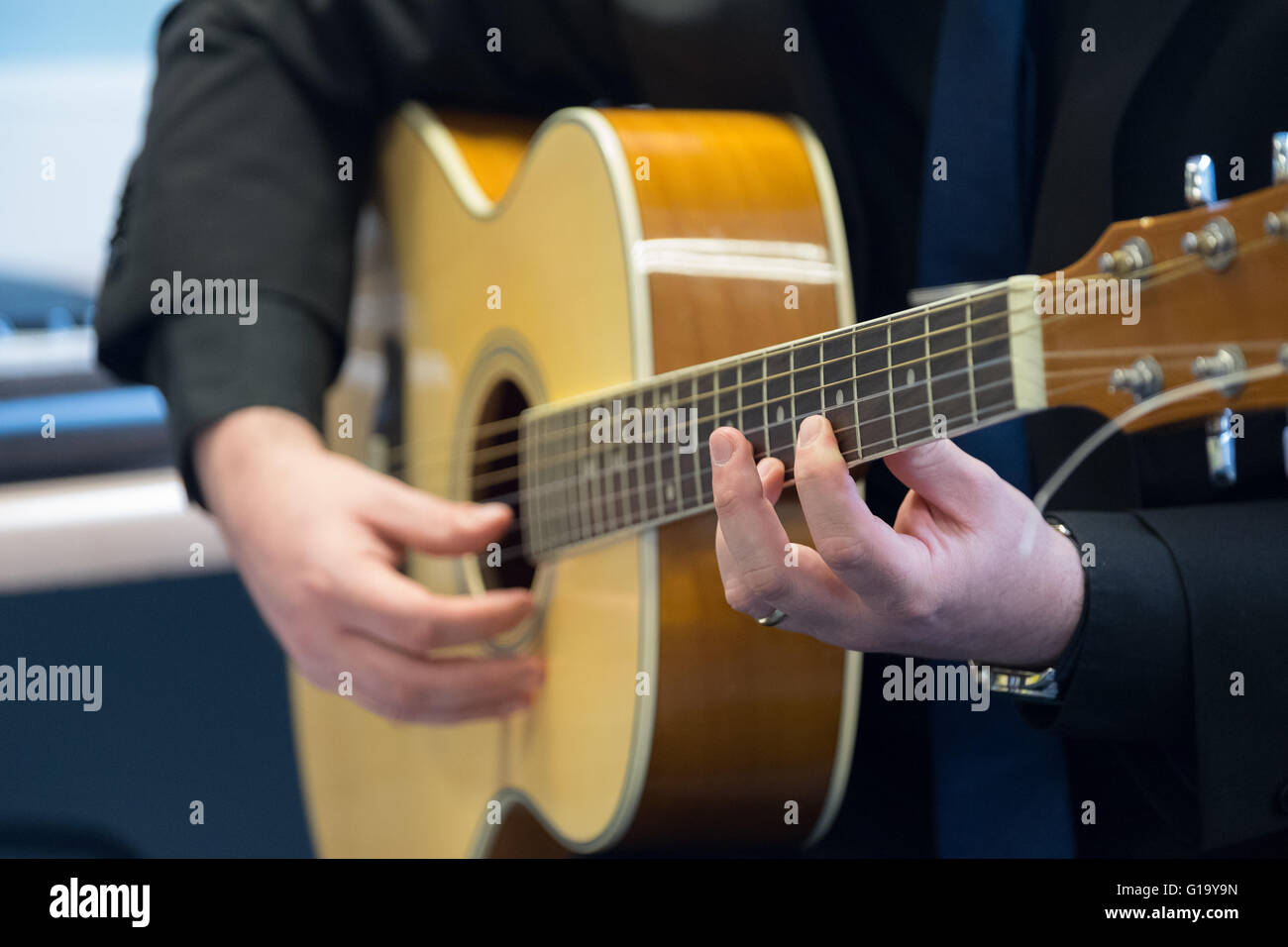 Man eine akustische Gitarre zu spielen Stockfoto