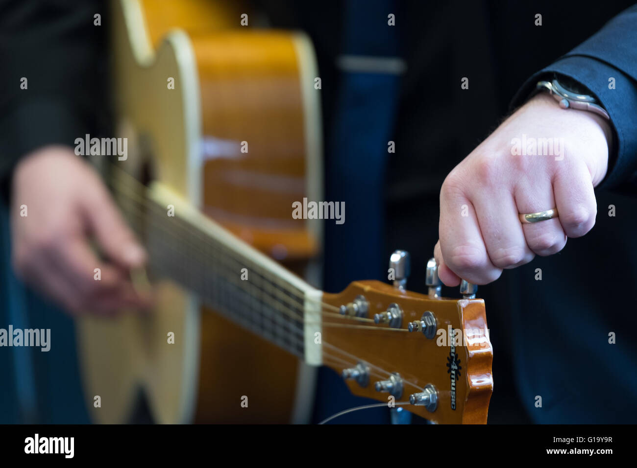 Nahaufnahme eines Gitarristen stimmen seine Gitarre Stockfoto