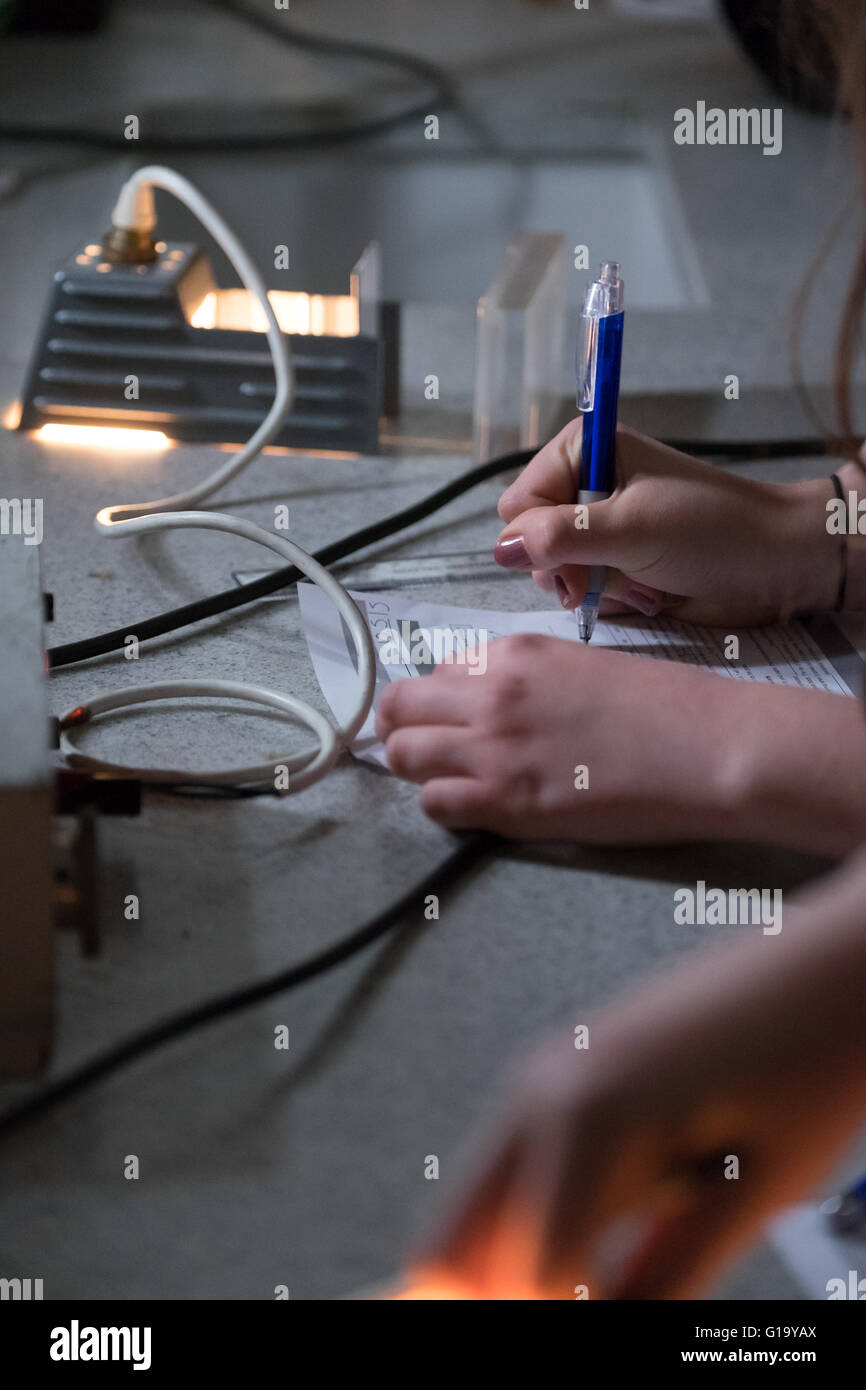 Leichte Experiment in einem Science-Klasse in einer UK-Gesamtschule Stockfoto