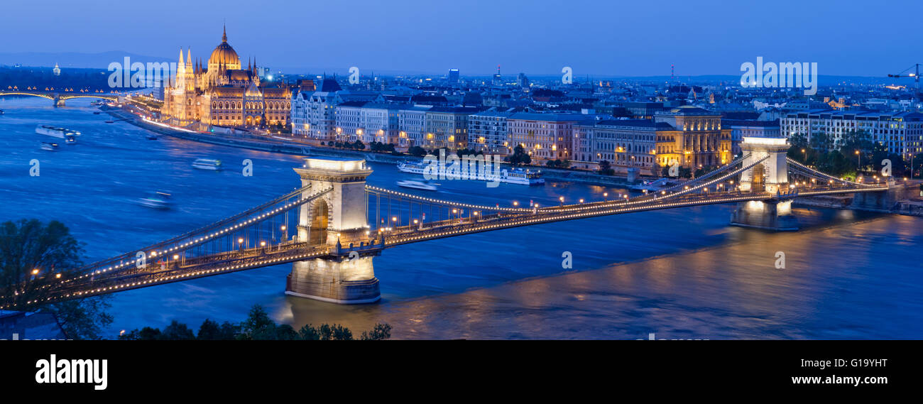 Budapest Stadtbild mit Kettenbrücke, Parlamentsgebäude und Donau. Budaer Burg entnommen, in der blauen Stunde Stockfoto