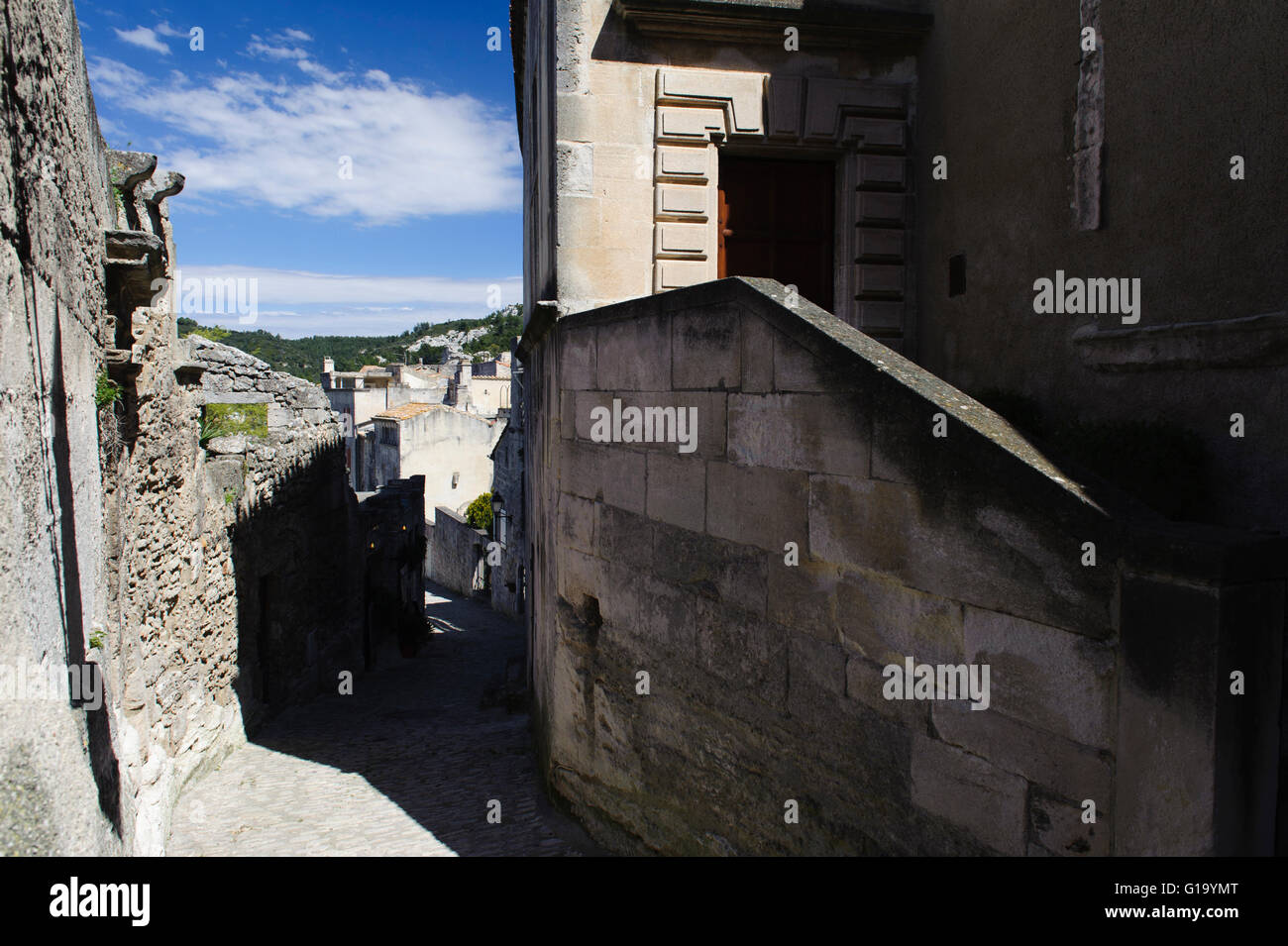 Einer der engen Gassen in das Dorf Les Baux-de-Provence. Provence, Frankreich Stockfoto