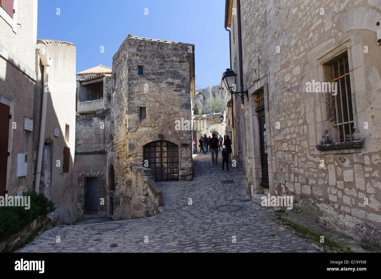 Einer der engen Gassen in das Dorf Les Baux-de-Provence. Provence, Frankreich Stockfoto