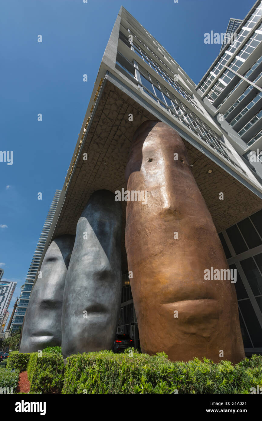 RIESIGER KOPF SPALTEN W HOTELEINGANG (© ARQUITECTONICA 2008) BRICKELL AVENUE MIAMI FLORIDA USA Stockfoto