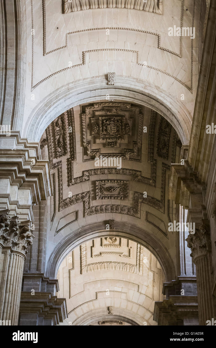 Detail des Zentrums Gewölbe des Hauptschiffes, die erstreckt sich den Chor in der Kathedrale von Jaen, Spanien Stockfoto