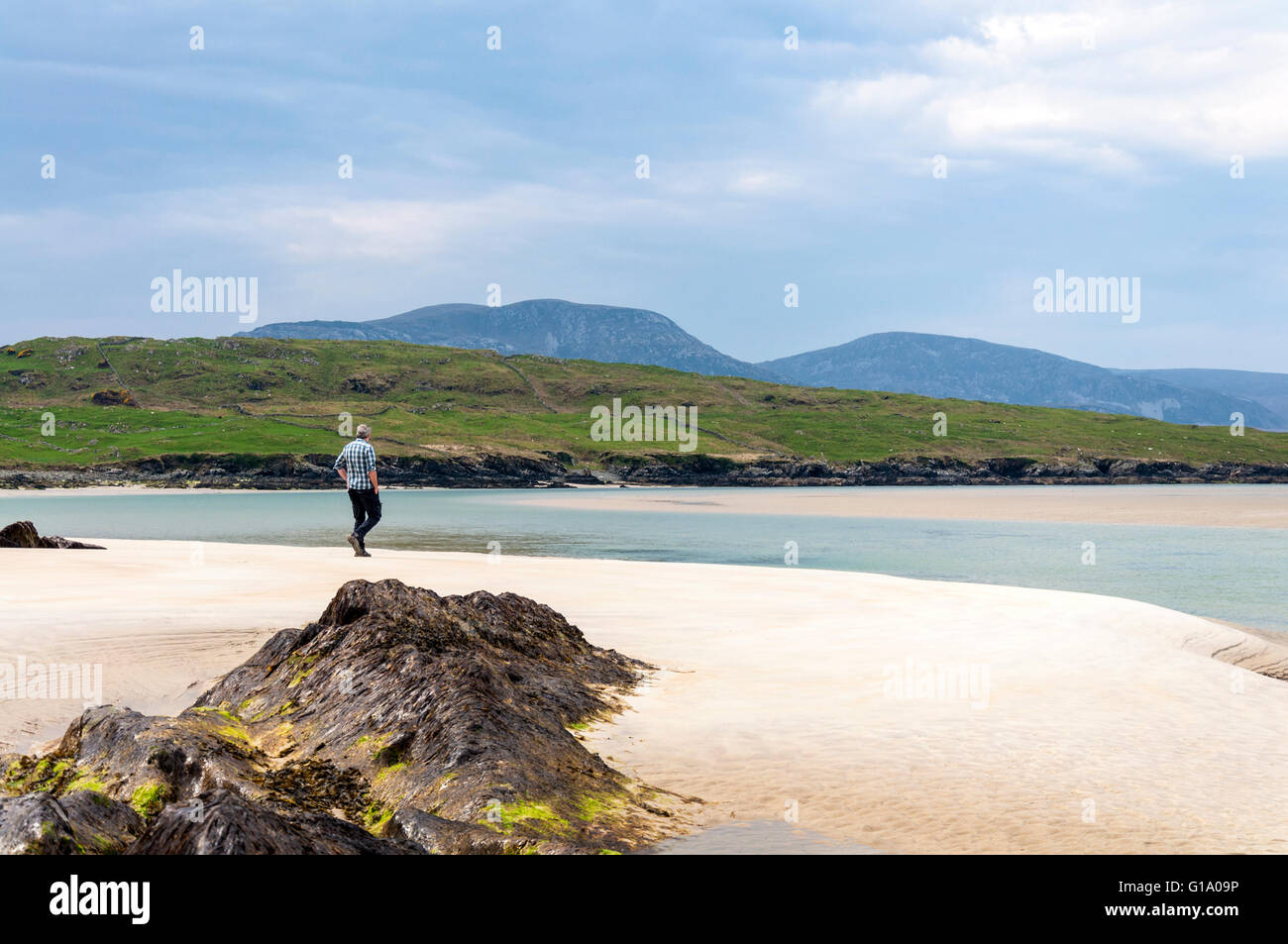 Einsamer Wanderer auf verlassenen leeren Strand am Loughros Point, Ardara, County Donegal, Irland Stockfoto