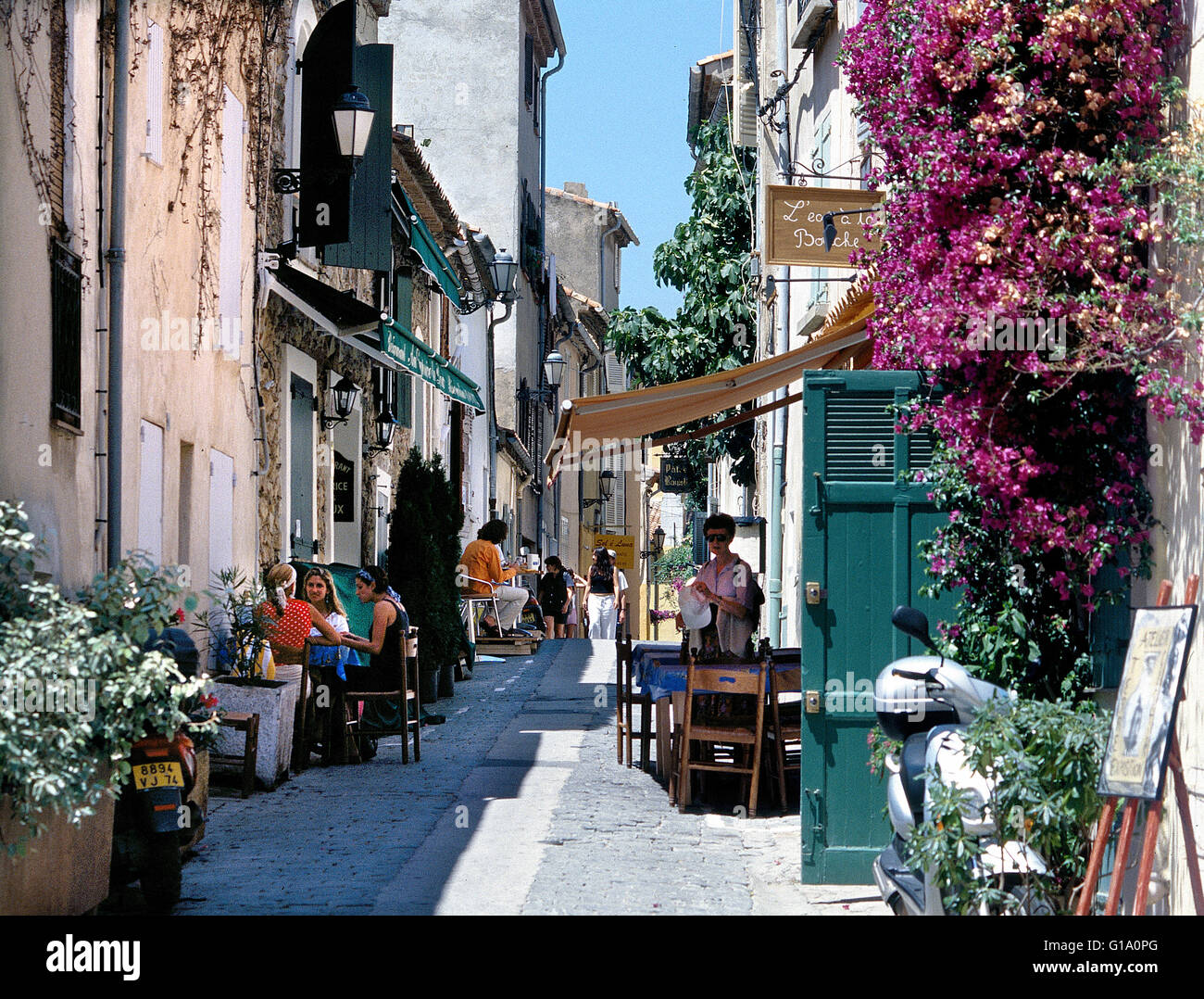 Kleine Seitenstraße in St. Tropez-Frankreich Stockfoto