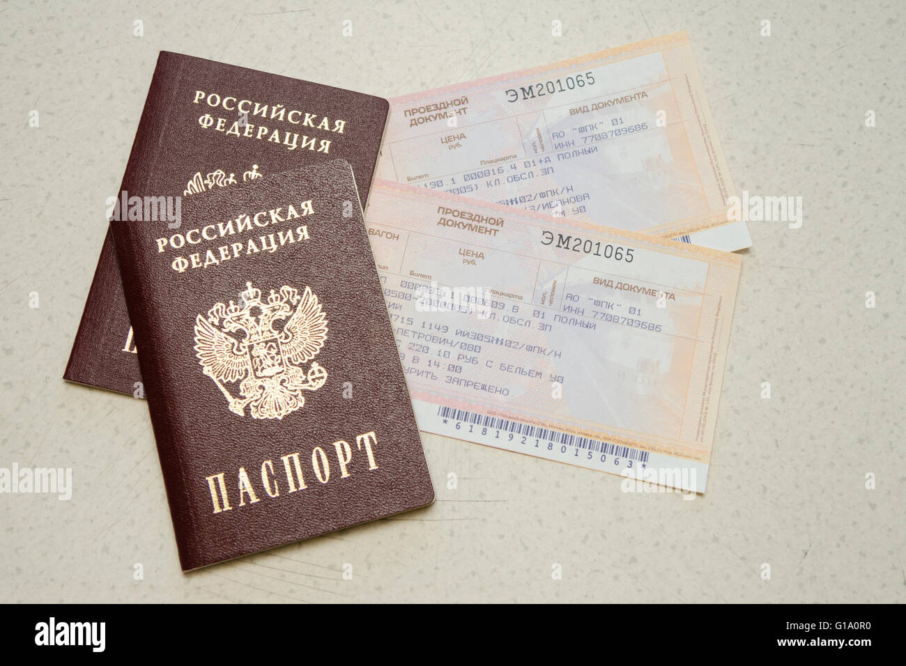 Volgograd, Russland - 12. August 2015: Zwei Pass des Bürgers der Russischen Föderation und zwei Tickets im Zug Stockfoto