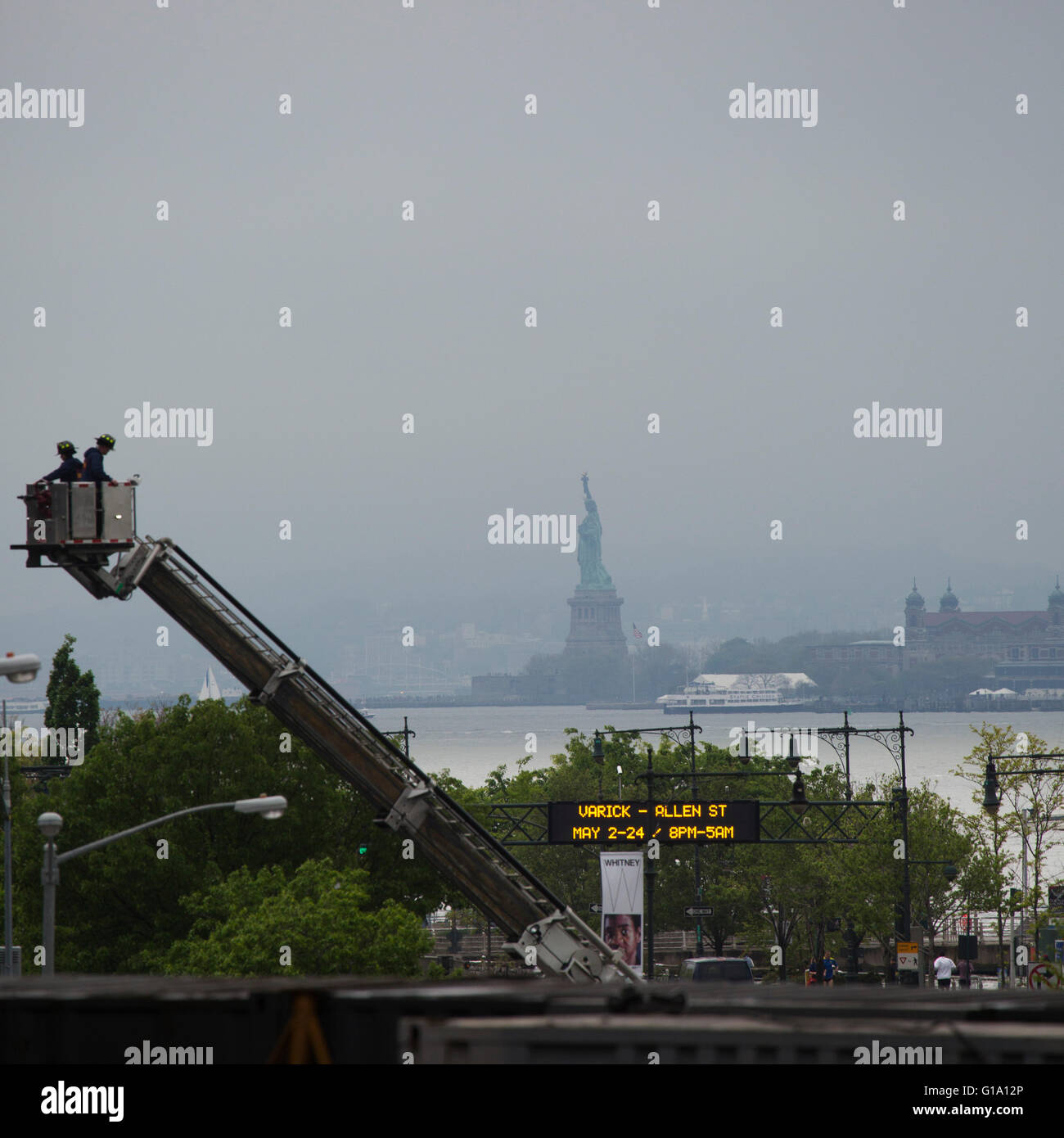 Blick auf die Freiheitsstatue aus der High Line in New York City, USA. Stockfoto