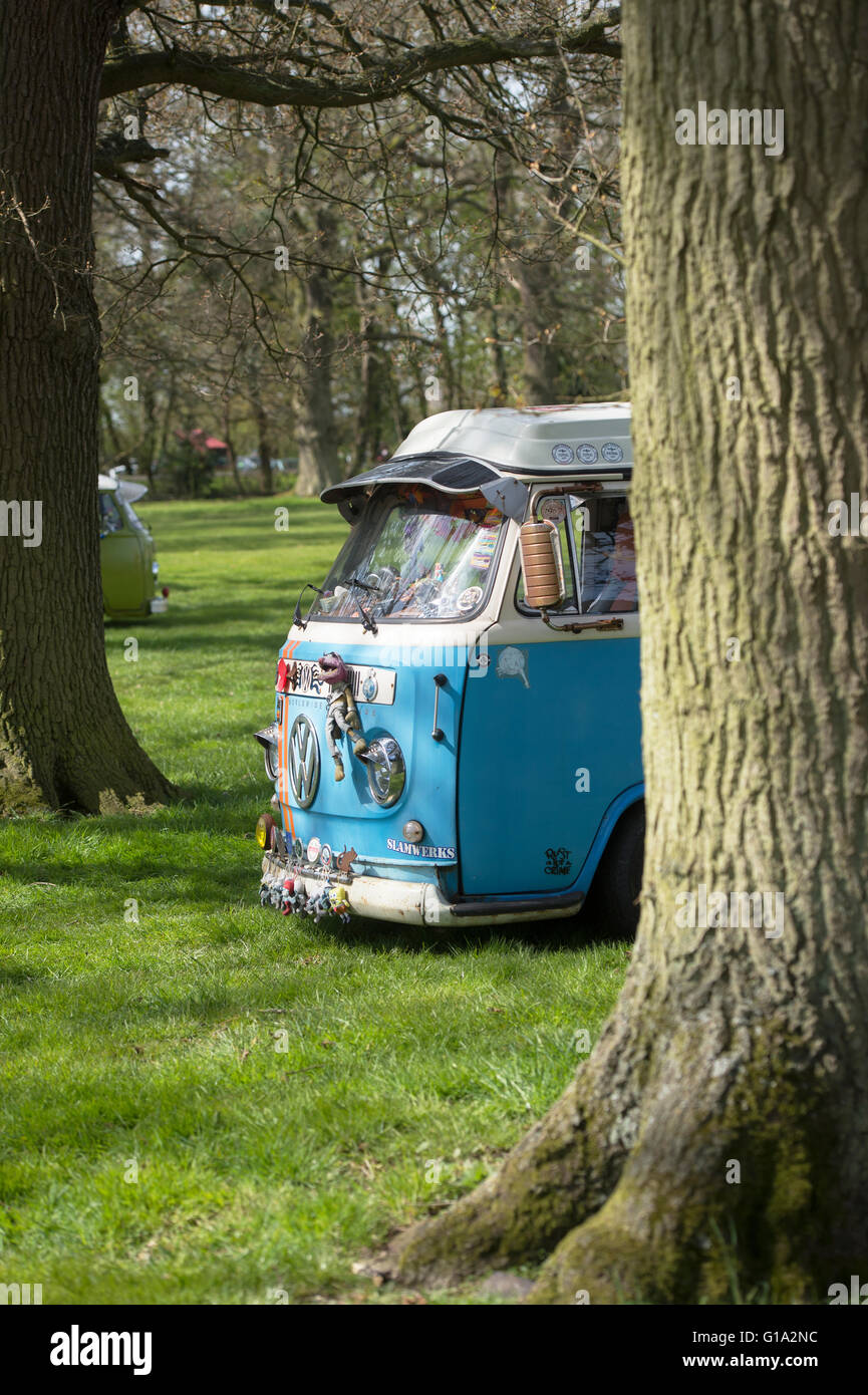Ratte Stil VW Volkswagen Wohnmobil zwischen Bäumen in Stanford Hall, Leicestershire, England Stockfoto