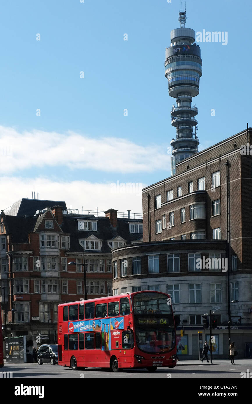 Die British Telecom Tower und einem roten Londoner Doppeldeckerbus, Euston, London, England, UK. Stockfoto