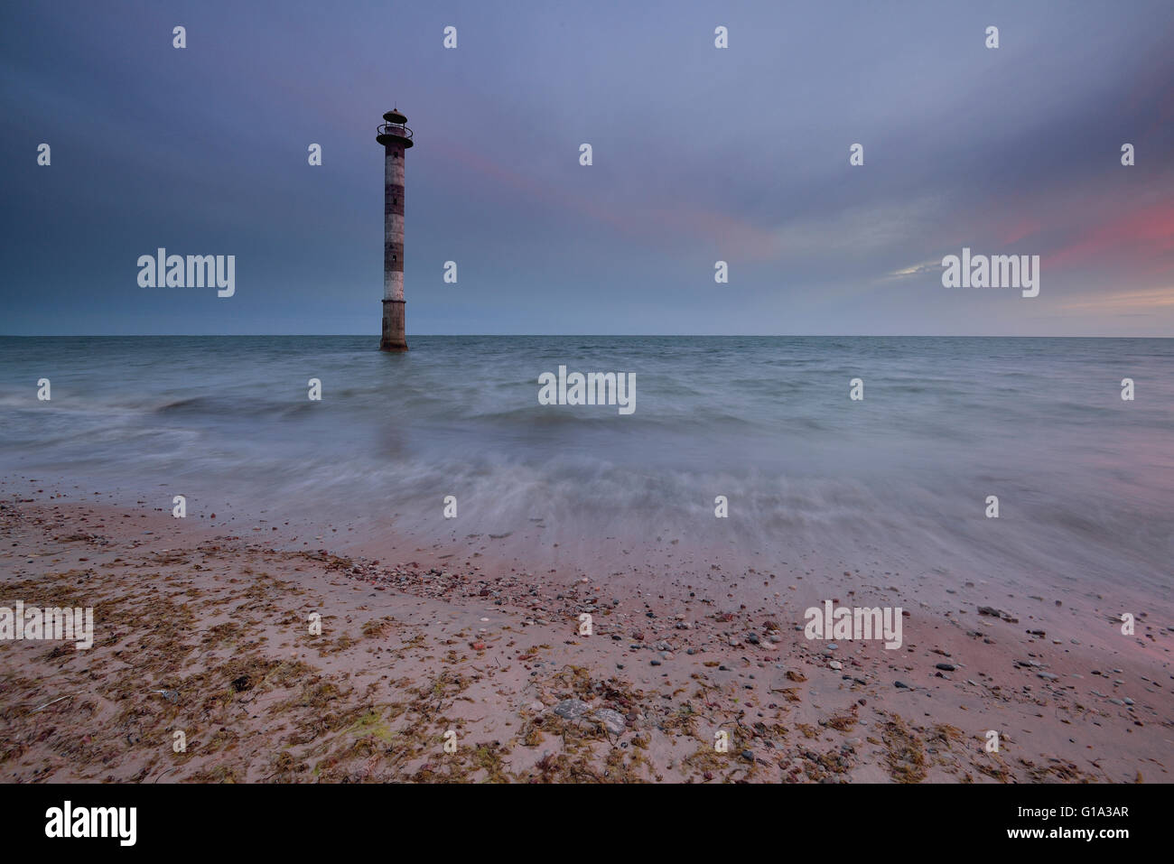 Leuchtturm im Meer Stockfoto