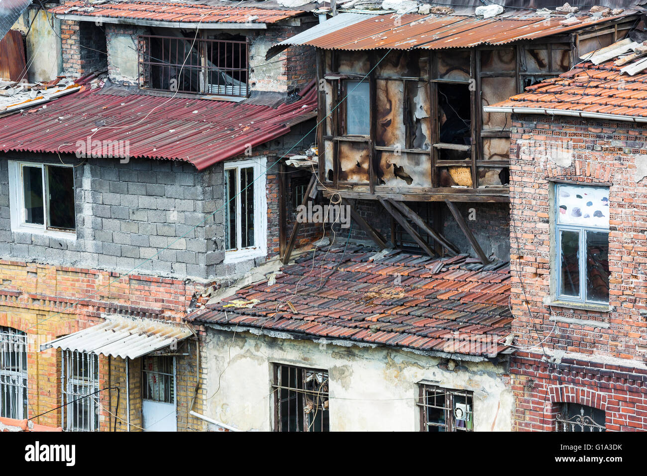 Alte Häuser in den Slums, Istanbul, Türkei. Stockfoto
