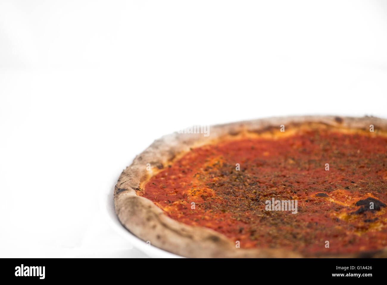 Nahaufnahme einer leckeren italienischen Pizza isoliert auf weißem Hintergrund Stockfoto