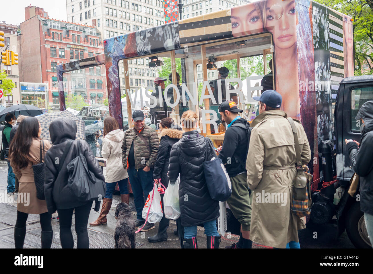 Kunstliebhaber Line-up in Union Square in New York auf Freitag, 6. Mai 2016 kostenlos Poster mit freundlicher Genehmigung von Visionaire, einer multidisziplinären Zeitschrift und Stella Artois Bier bekommen. Das Kunstwerk besteht aus 12 Plakate aus einer Reihe von Künstlern, u. a. Yoko Ono, John Baldessari, Anton Corbijn. (© Richard B. Levine) Stockfoto