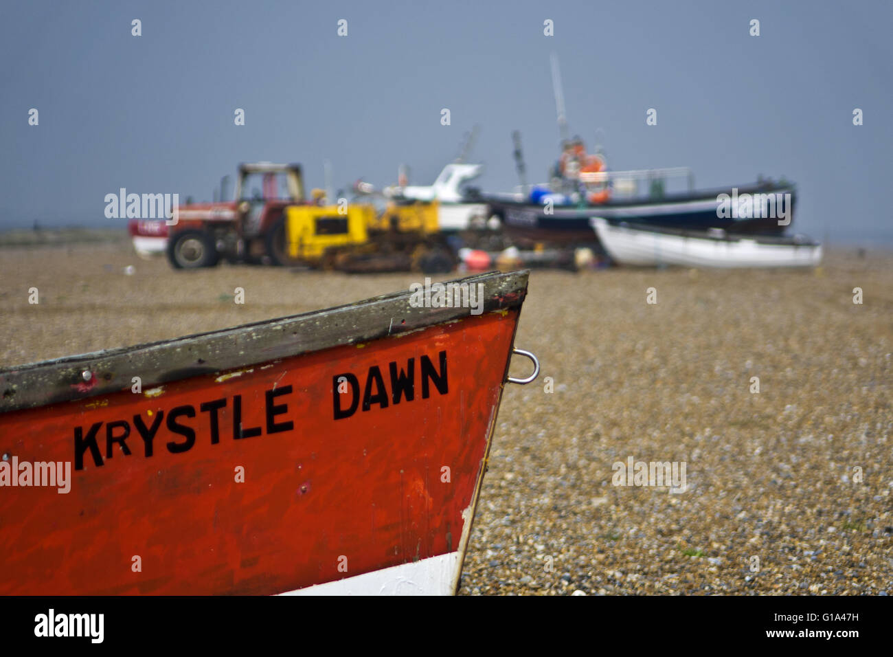 kleine Fischerboote am Kiesstrand Stockfoto