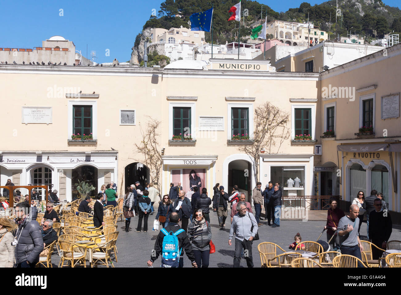 Touristen und Einheimische mischen sich auf der Piazza Umberto I oder Piazzetta di Capri (was „kleiner Platz“ bedeutet), dem Herzen des gesellschaftlichen Lebens auf Capri. Italien Stockfoto