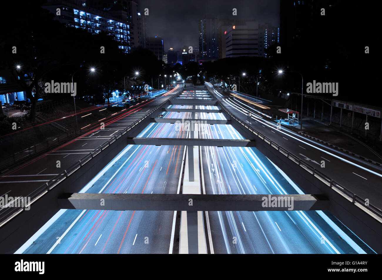 Langzeitbelichtung einer Autobahn in Singapur Stockfoto