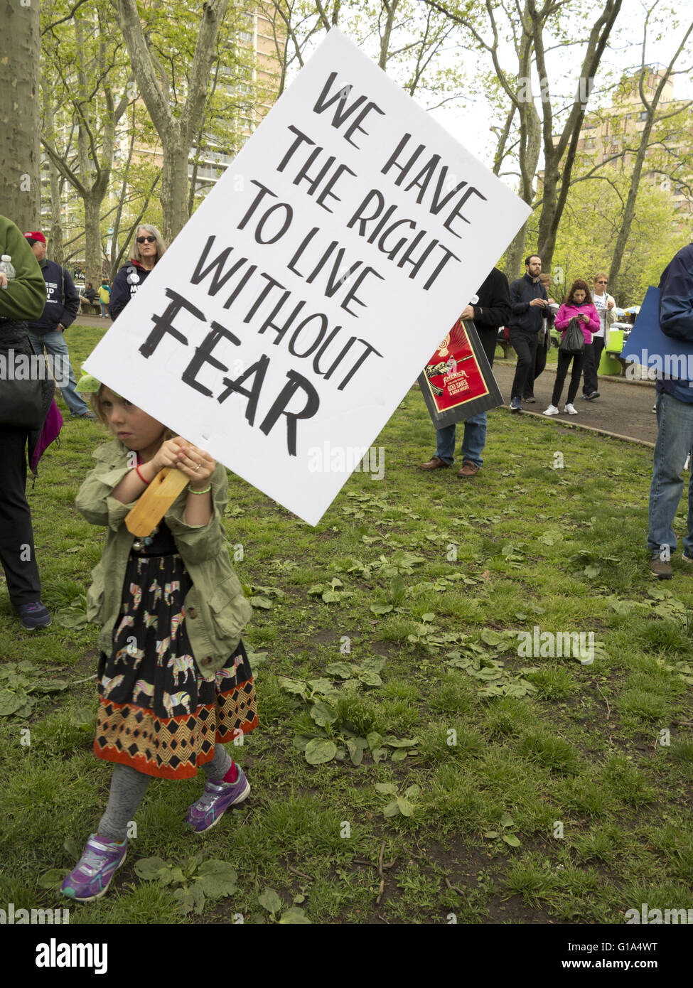 Die jährliche Mammen-Forderung 4. gegen Amerikas zweite Änderung der Rechte März in NYC am 7. Mai 2016. Kind äußert Angst vor Waffengewalt. Stockfoto