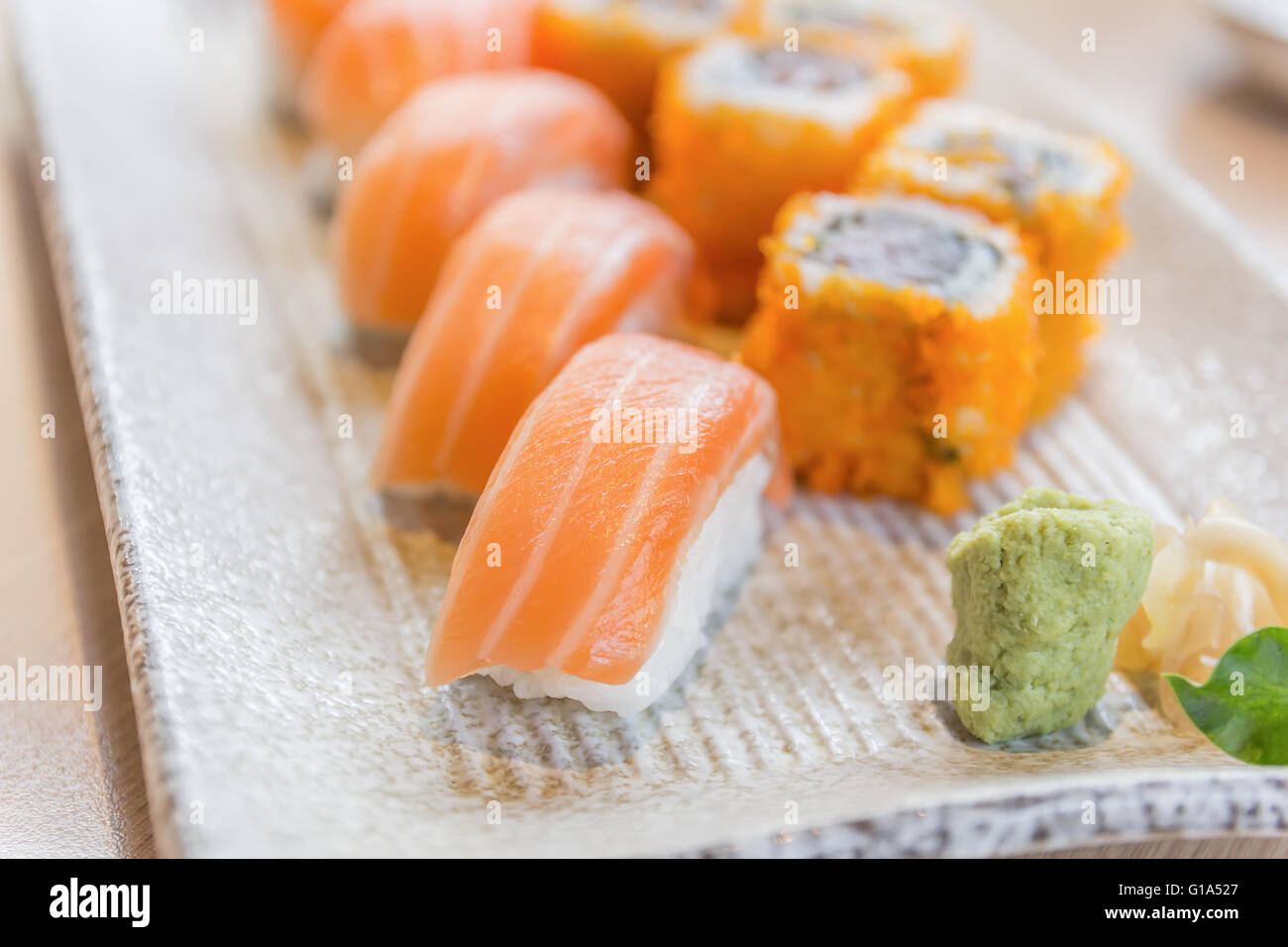 hausgemachte Sushi mit Lachs, Philadelphia Frischkäse, japanische Omelette, Gurke und Wasabi. selektiven Fokus Stockfoto