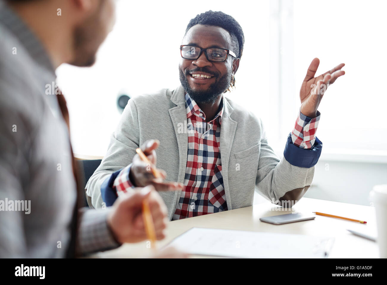 Glücklich afrikanische Unternehmer Beratung mit Kollegen Stockfoto