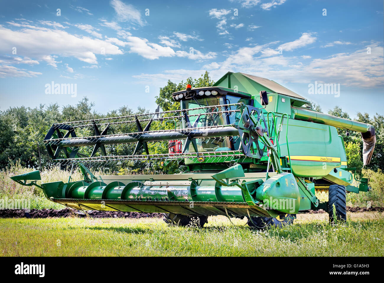 Varna, Bulgarien - 10. Juli 2015. Moderne John Deere verbindet Ernte Getreide im Feld in der Nähe von der Stadt Varna Stockfoto