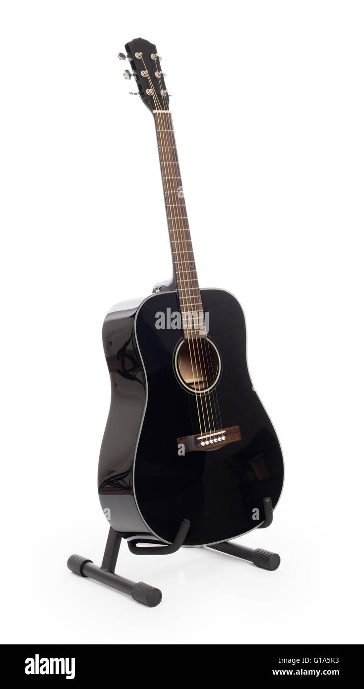 Schwarzen Akustikgitarre auf Ständer, isoliert auf weißem Hintergrund Stockfoto