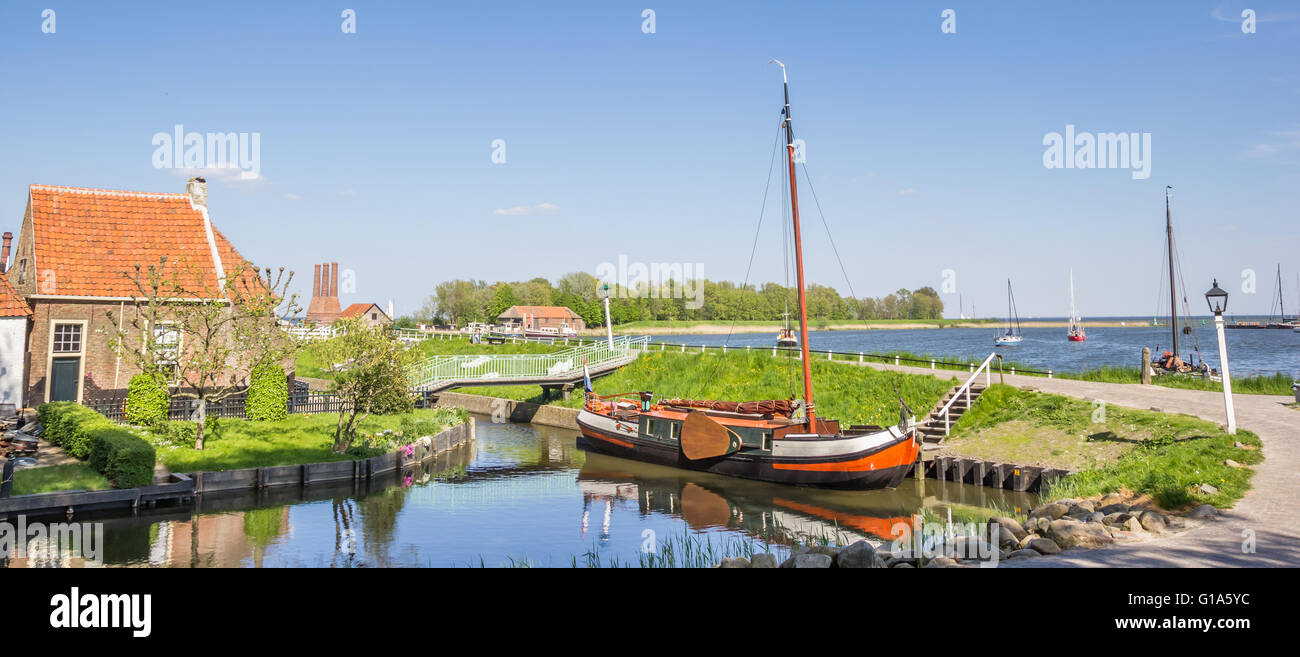 Panorama eines Segelschiffes auf einem Deich in Enkhuizen, Niederlande Stockfoto