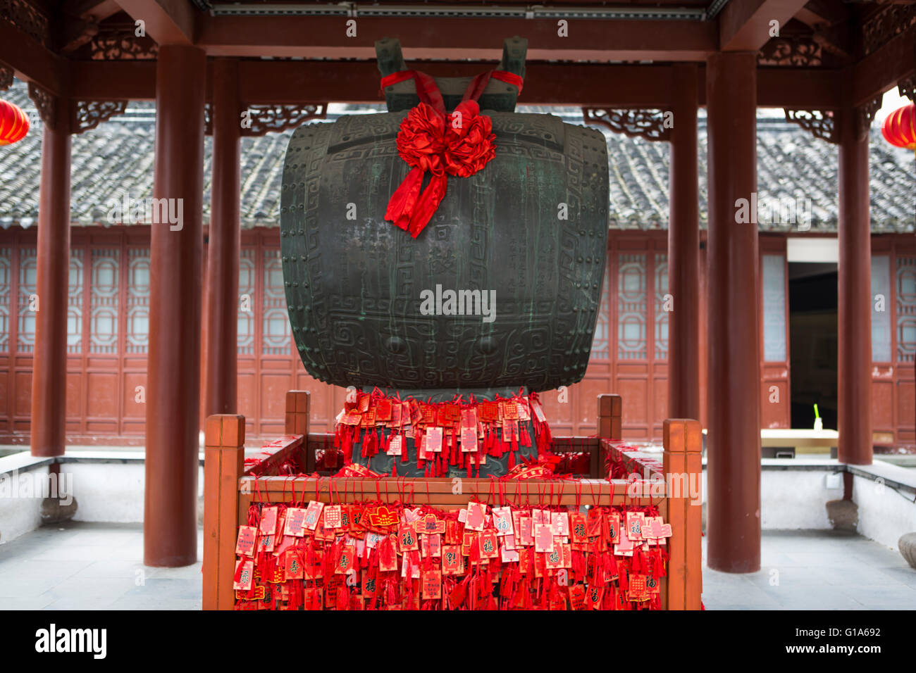 Antike chinesische Glocke mit roten viel Glück wünscht bei der Konfuzius-Tempel in Nanjing, China Stockfoto