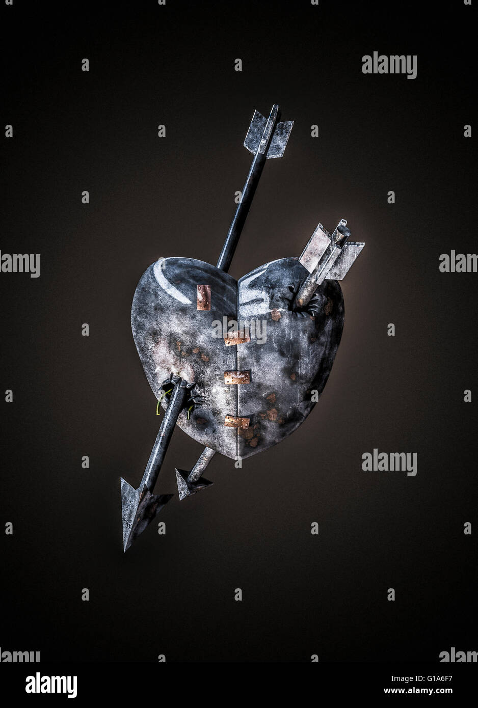 Valentine Metallherz / 3D Render Metall Herz durchbohrt von Armbrust Bolzen Stockfoto