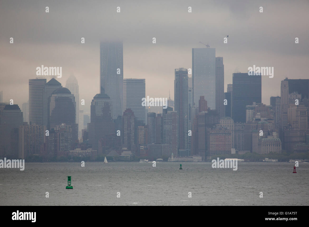 Wolkenkratzer in Manhattan Island, New York City, USA. Der Tag ist bedeckt. Stockfoto