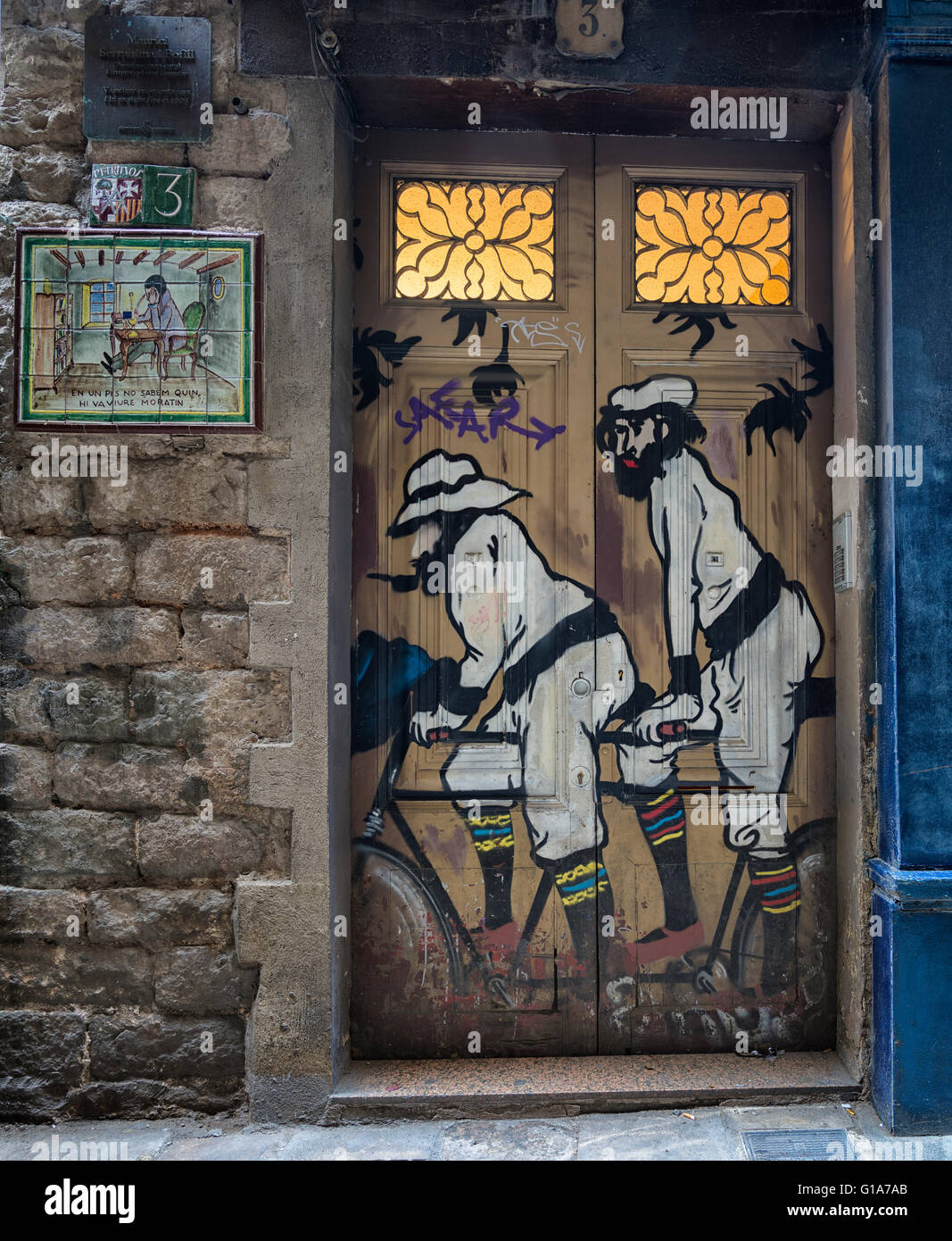 Alte Tür bedeckt Graffiti im gotischen Viertel von Barcelona, Spanien Stockfoto