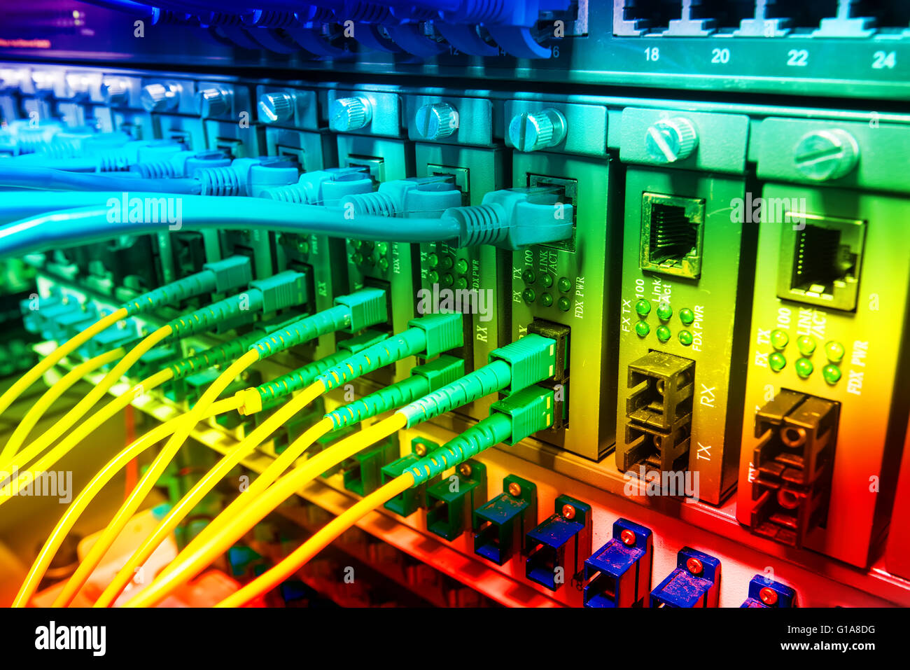 Technologiezentrum mit Faser optische Ausrüstung Stockfoto