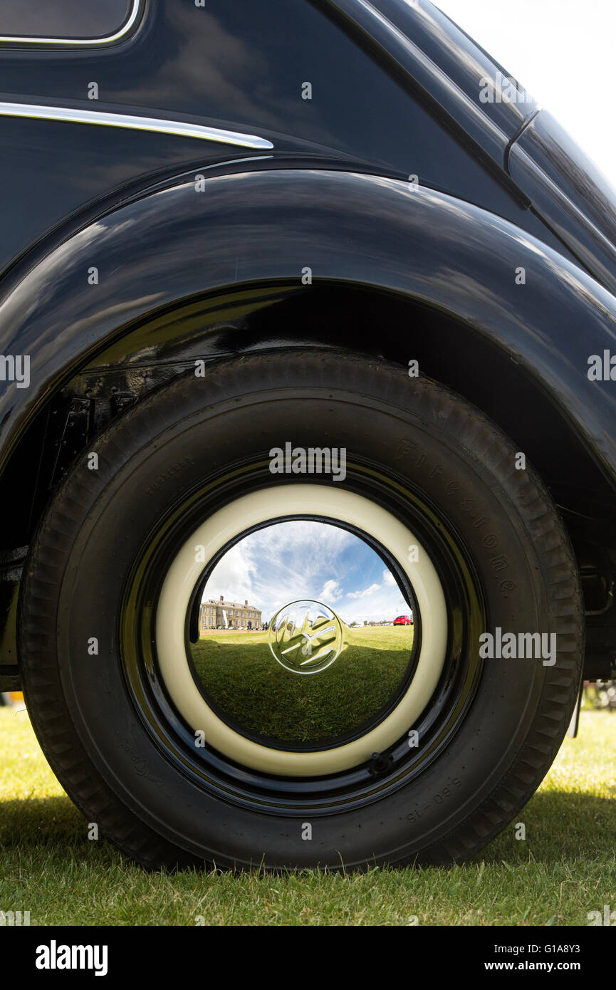 Standford Hall spiegelt sich in der Rad-Nabenkappe eines 1954 Vintage VW Käfers. Standford Hall. Leicestershire, England Stockfoto