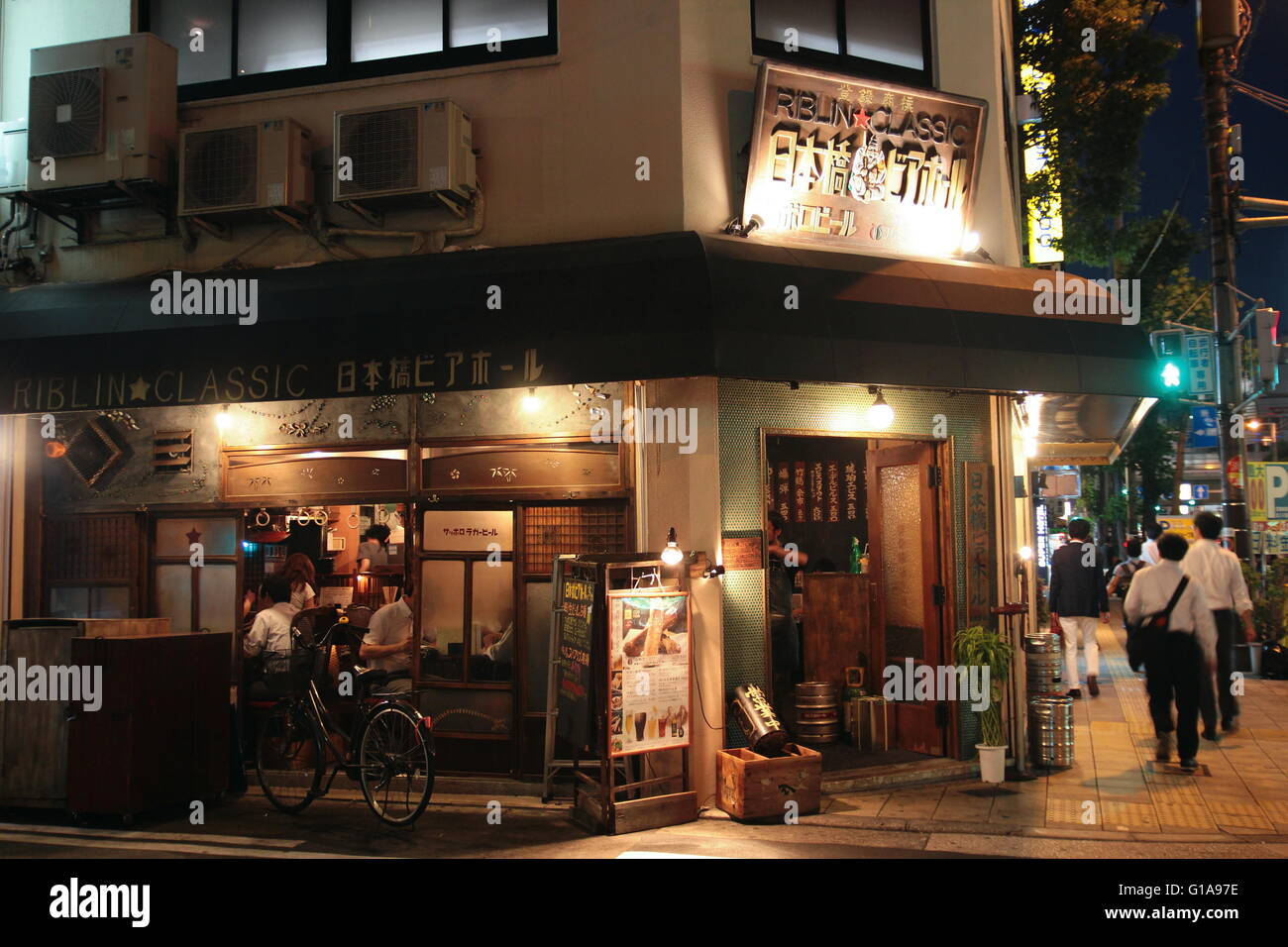 Ein Izakaya (japanische Kneipe) in Nipponbashi, Osaka, Japan während des Abends. Stockfoto