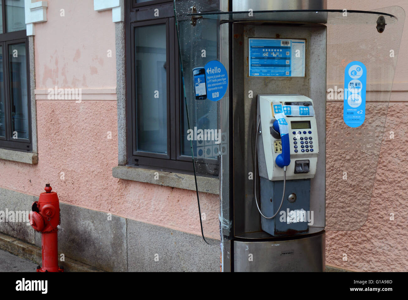 Außerhalb der Reihenfolge öffentliche Telefonzelle in der Straße, Vila Praia de Ancora, Provinz Minho, Nordportugal Stockfoto