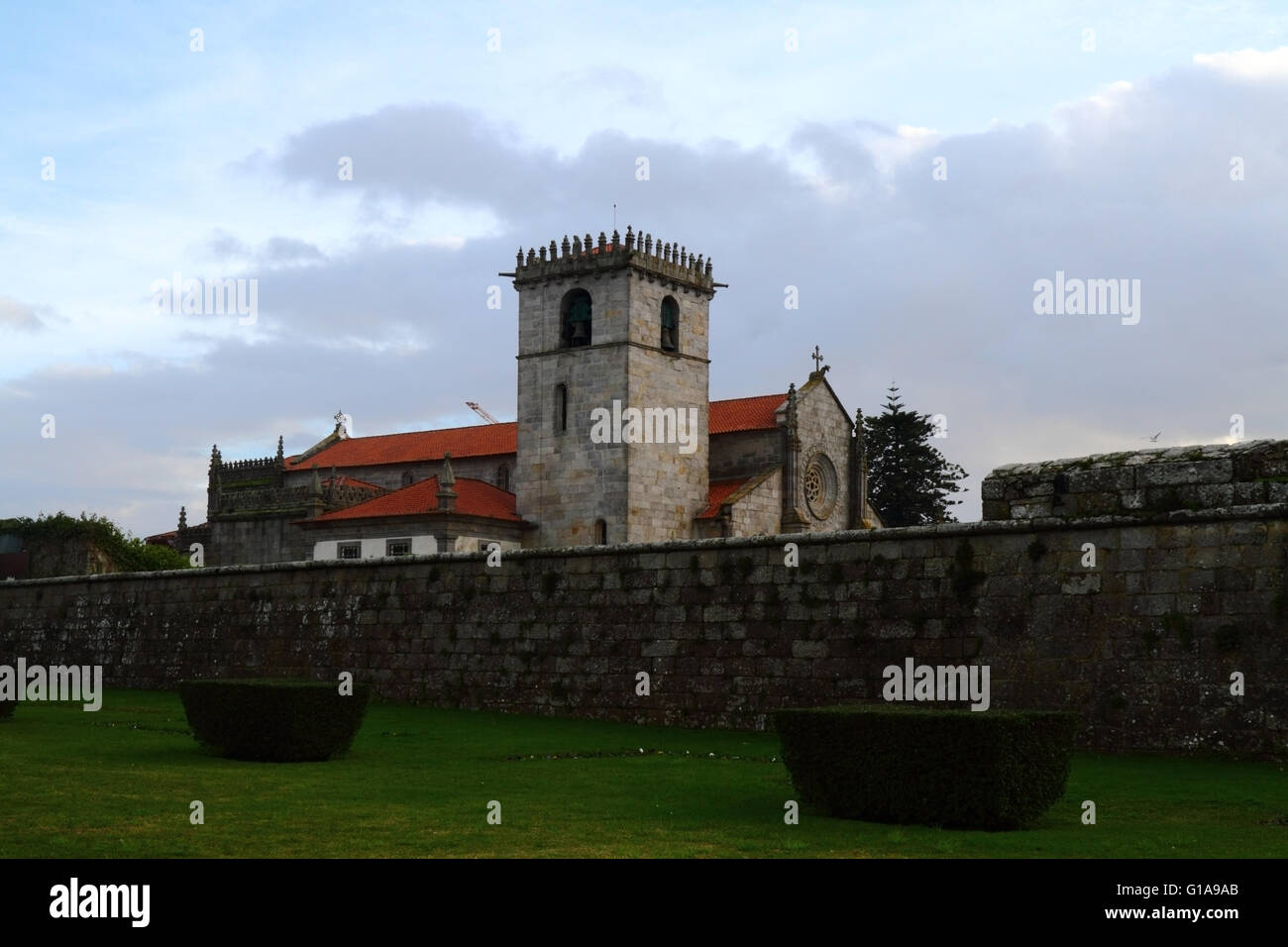 Gothic / Renaissance Pfarrkirche / Igreja Matriz und Teil der Stadt Wehrmauer, Caminha, Provinz Minho, Portugal Stockfoto