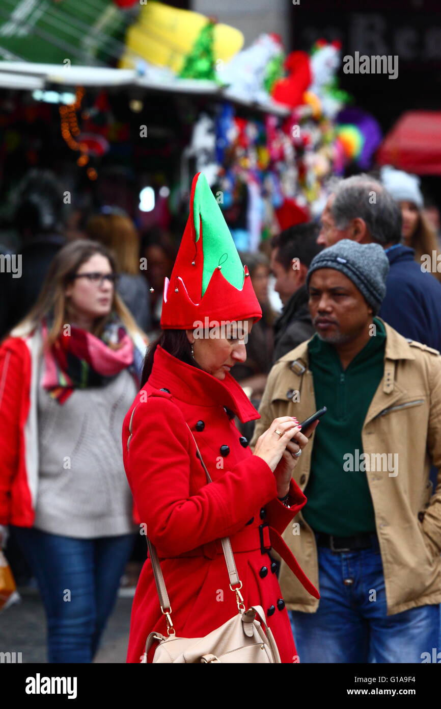 Frau trägt Elf Kostüm prüft Nachrichten auf ihrem Smartphone in Weihnachten Markt, Plaza Mayor, Madrid, Spanien Stockfoto