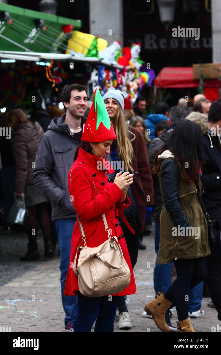 Frau trägt Elf Kostüm prüft Nachrichten auf ihrem Smartphone in Weihnachten Markt, Plaza Mayor, Madrid, Spanien Stockfoto