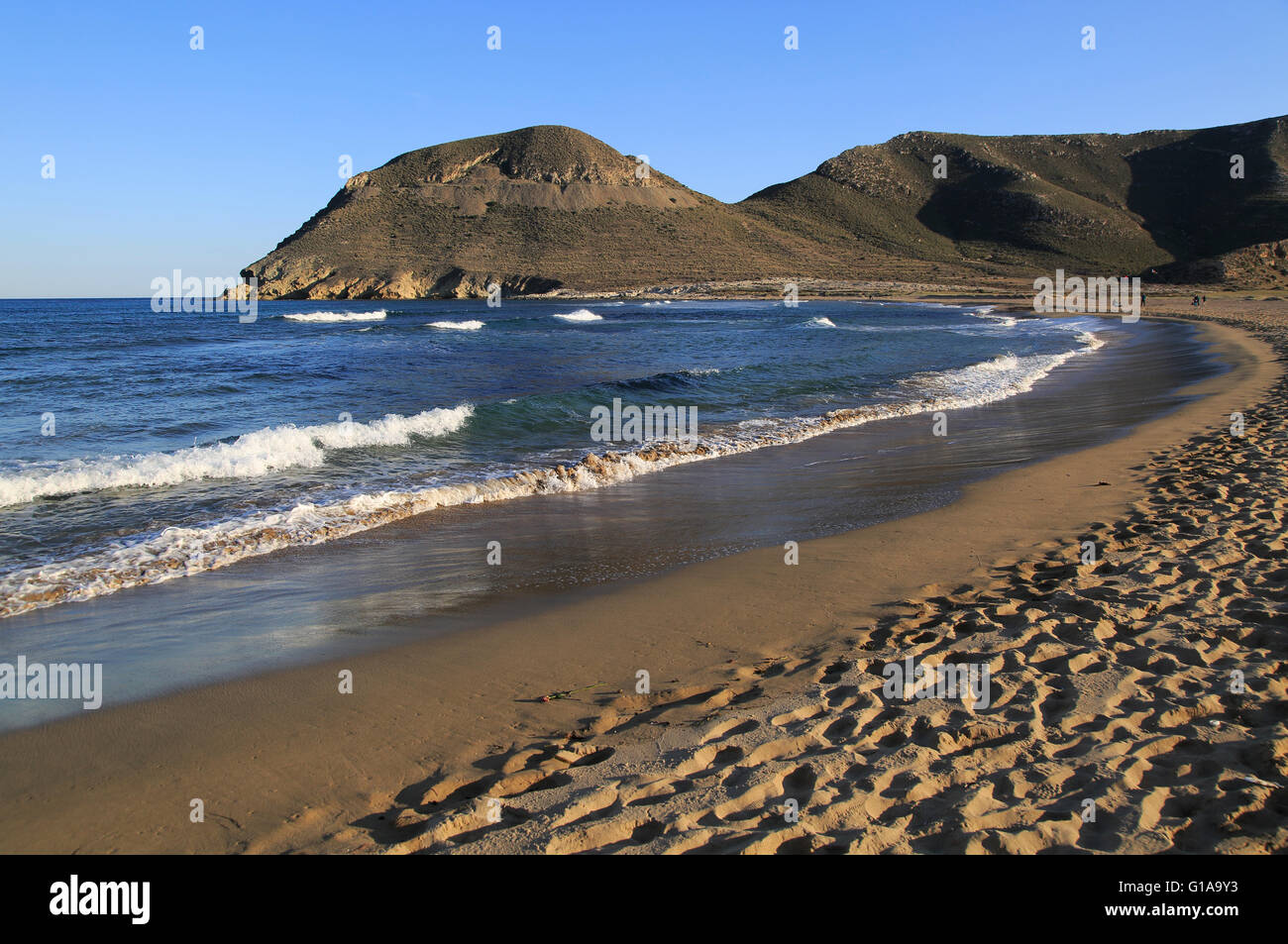 Strand und Wellen am Playa de Playazo, Las Negras, Naturpark Cabo de Gata, Almeria, Spanien Stockfoto