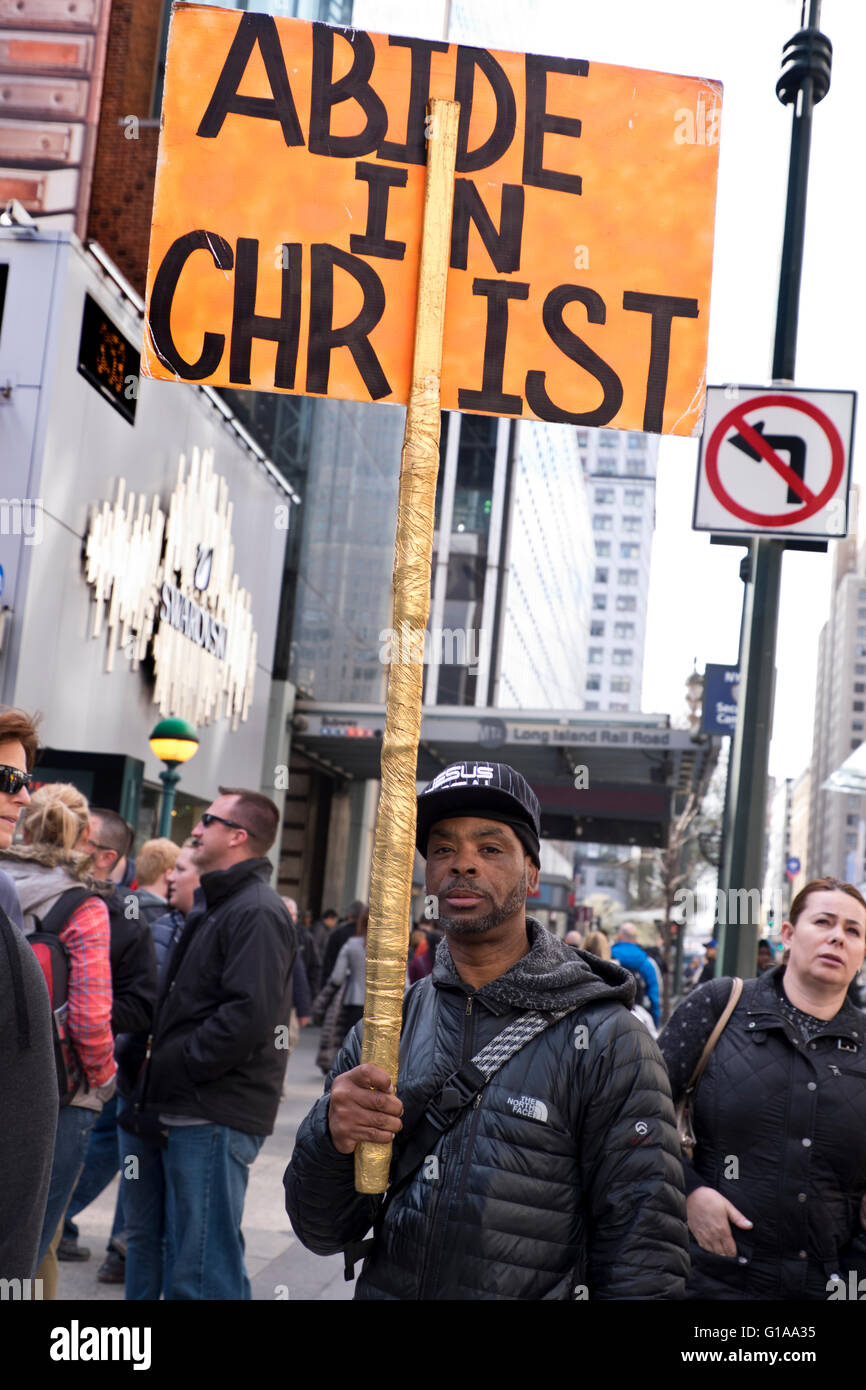 Mann auf der 42nd Street in Manhattan Religion schieben. Stockfoto