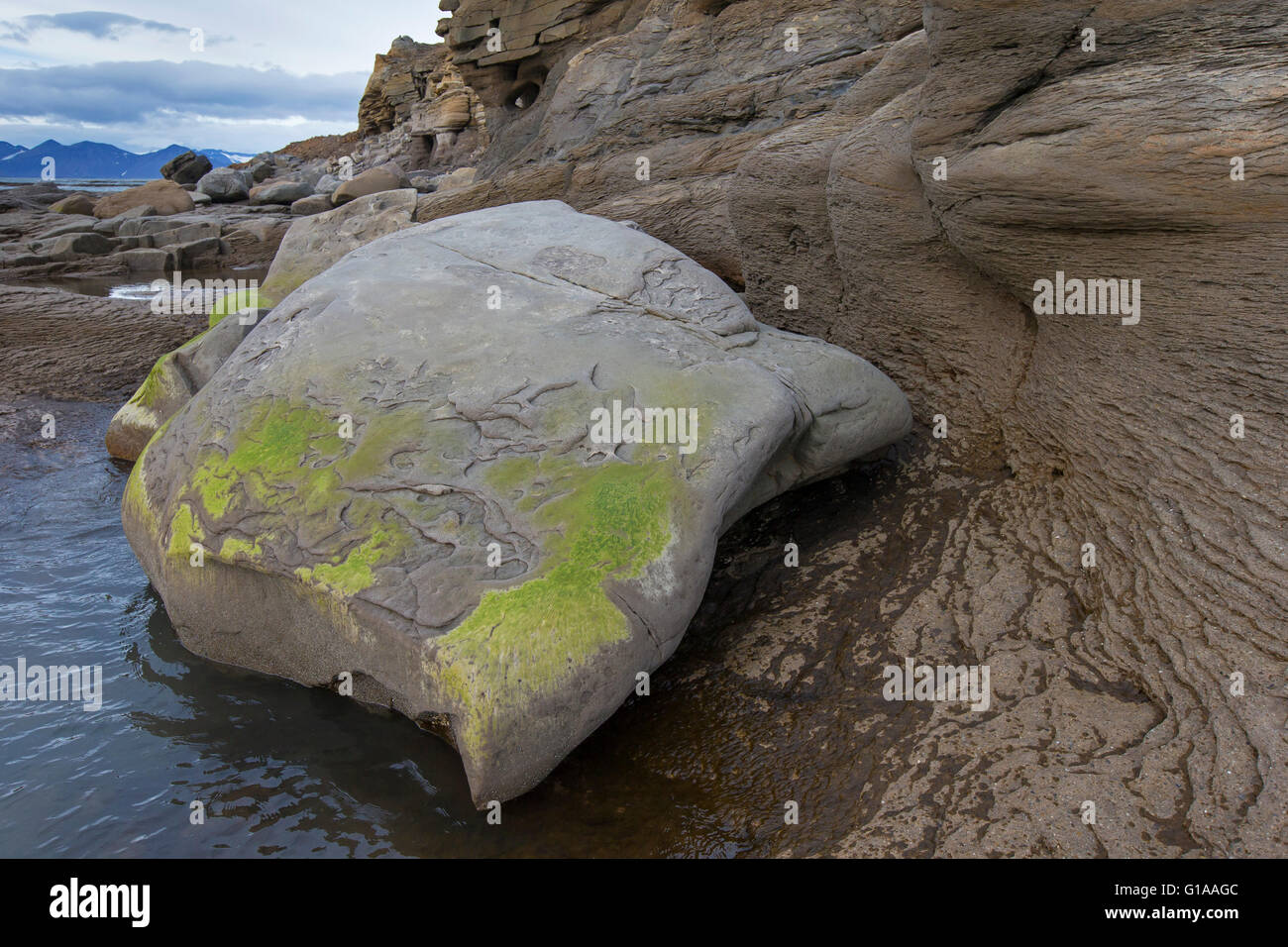 Festningen-Sandstein-Felsformation am Boltodden, Kvalvagen, Svalbard / Spitzbergen, Norwegen Stockfoto